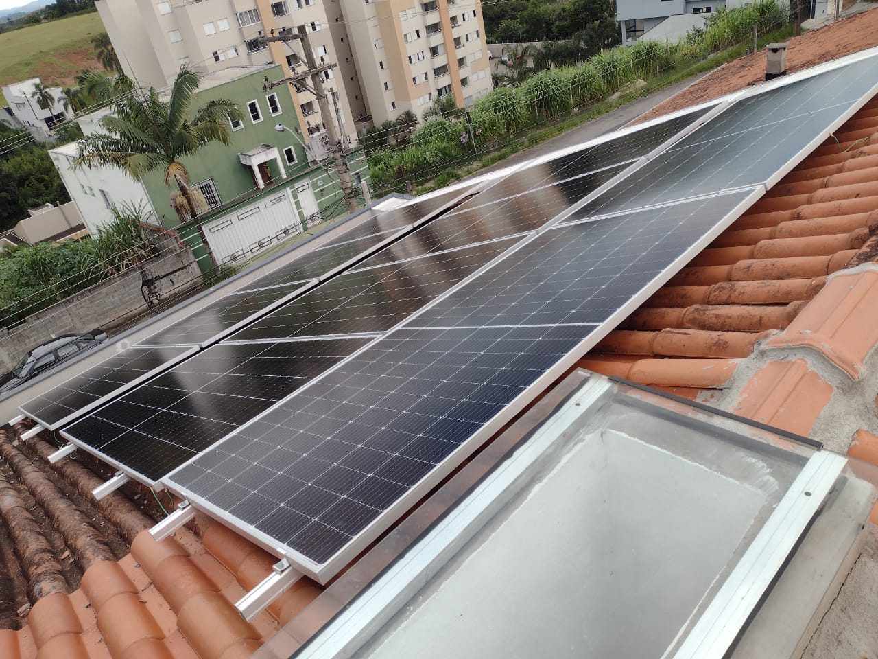 Painéis solares instalados em um telhado em Mogi das Cruzes
